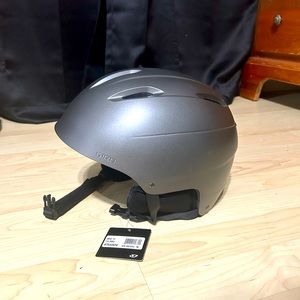 NWOT Giro Adult Bevel Snow Helmet (grey)
